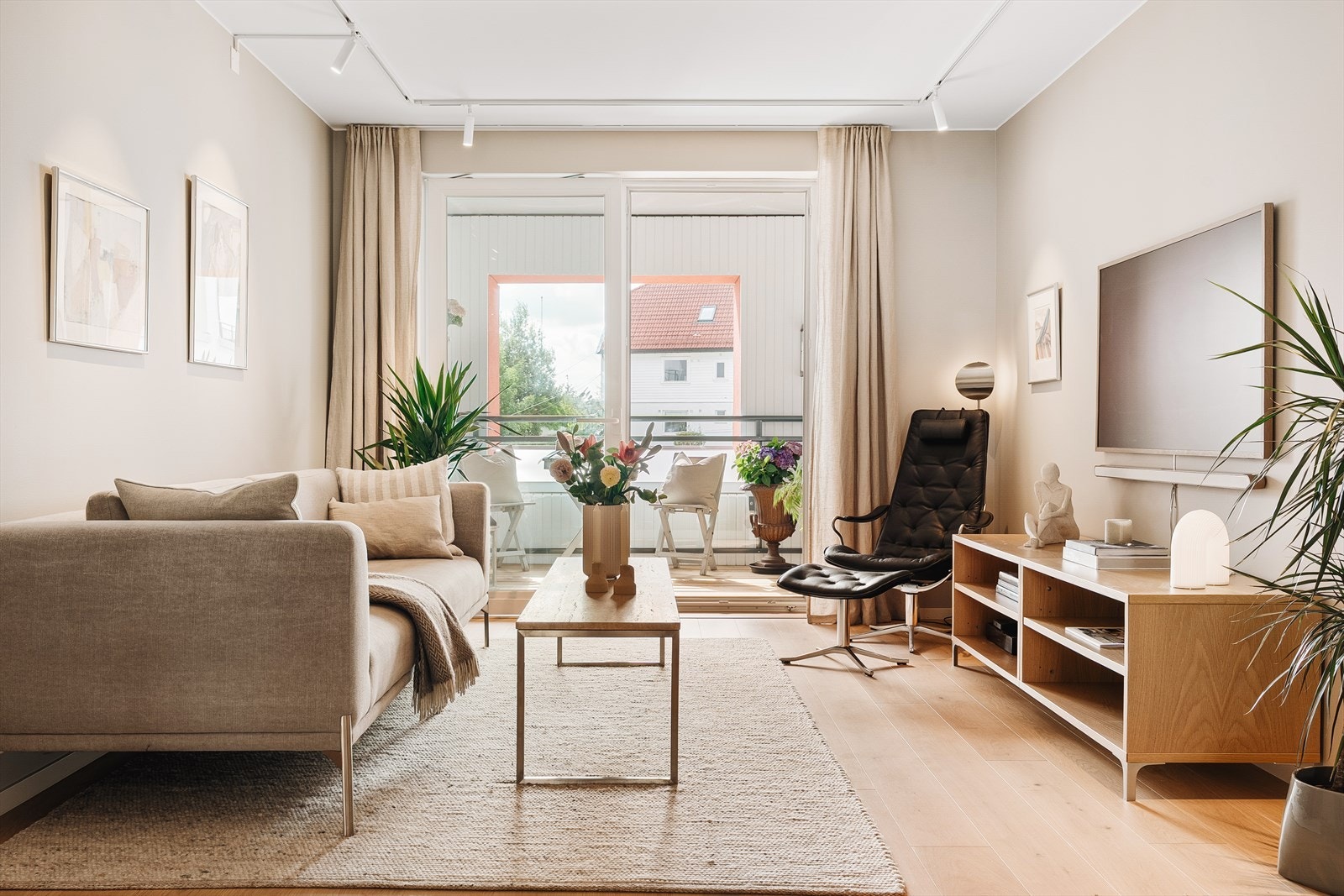 Leiligheten har store vindusflater på begge sider, noe som slipper inn rikelig med dagslys og gir en flott gjennomlysning. Dette bidrar til en åpen og luftig stemning, der lyset beveger seg naturlig mellom rommene. Galleribilde