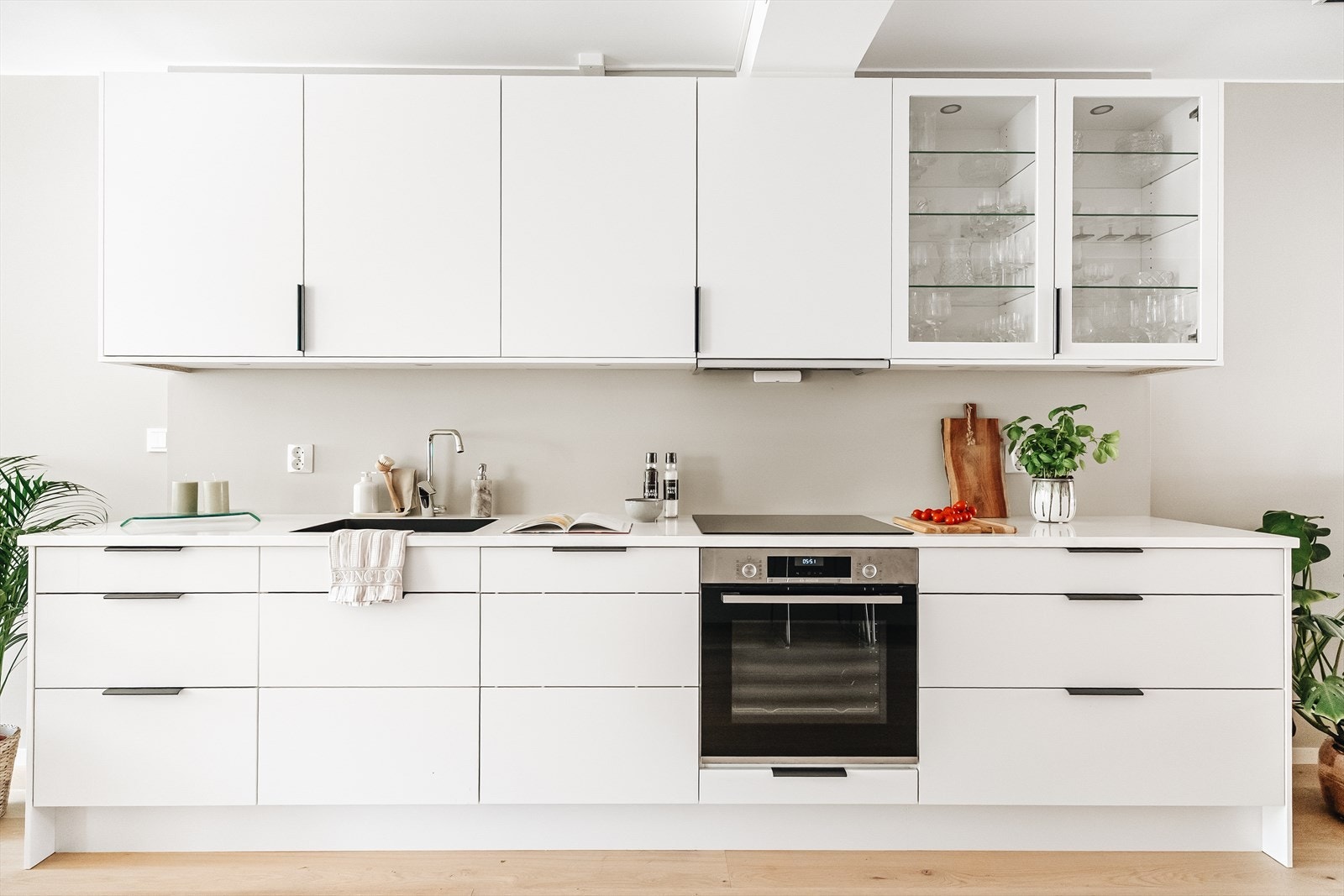 Lekkert kjøkken fra Sigdal med kompositt benkeplater, innvendige tandemskuffer og glassfronter med integrert belysning. Perfekt kombinasjon av kvalitet, design og funksjon. Galleribilde