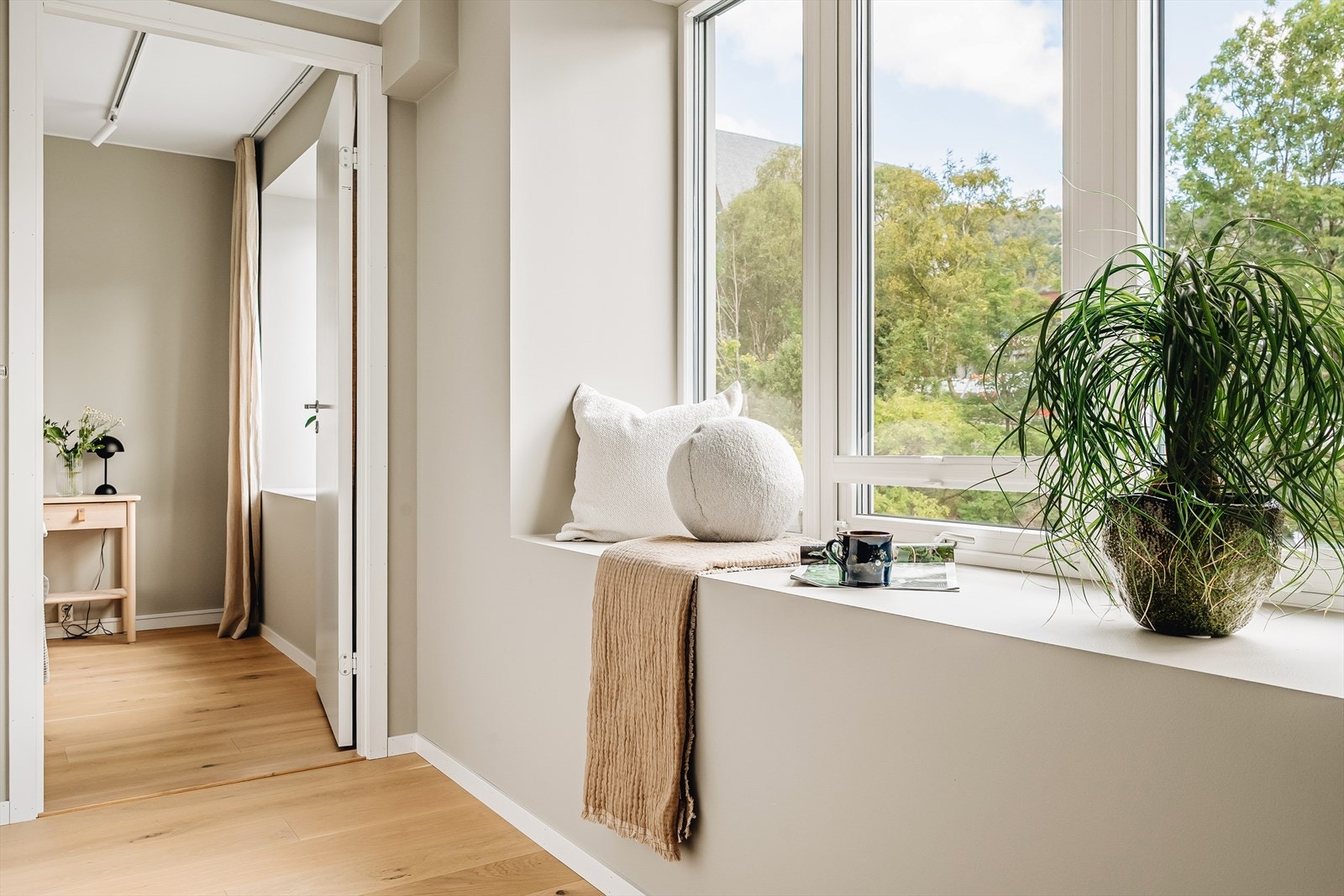 Fra oppholdsarealet ledes man naturlig inn til boligens private del, hvor både hovedbad og hovedsoverom ligger. Planløsningen er praktisk og godt gjennomtenkt, med et tydelig skille mellom sosiale soner og de mer skjermede rommene. Galleribilde