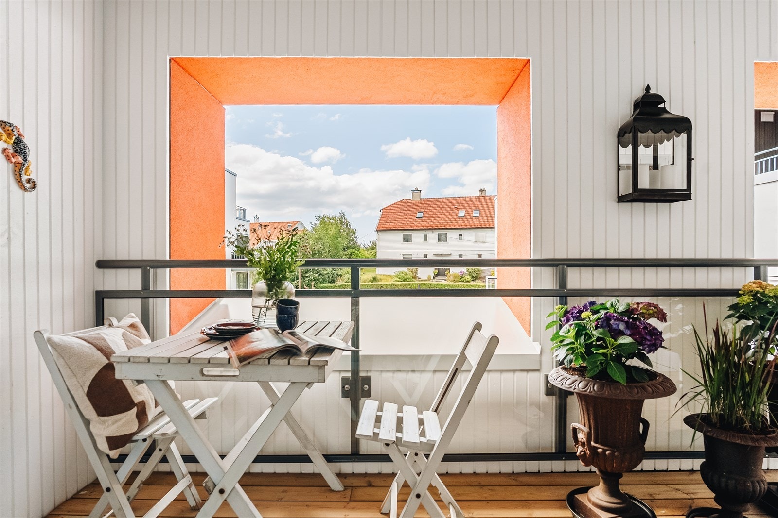 Balkongen på over 10 m² blir raskt en favorittplass om sommeren. Perfekt for grillkvelder, avslapping og grønne planter som skaper en lun atmosfære. Galleribilde
