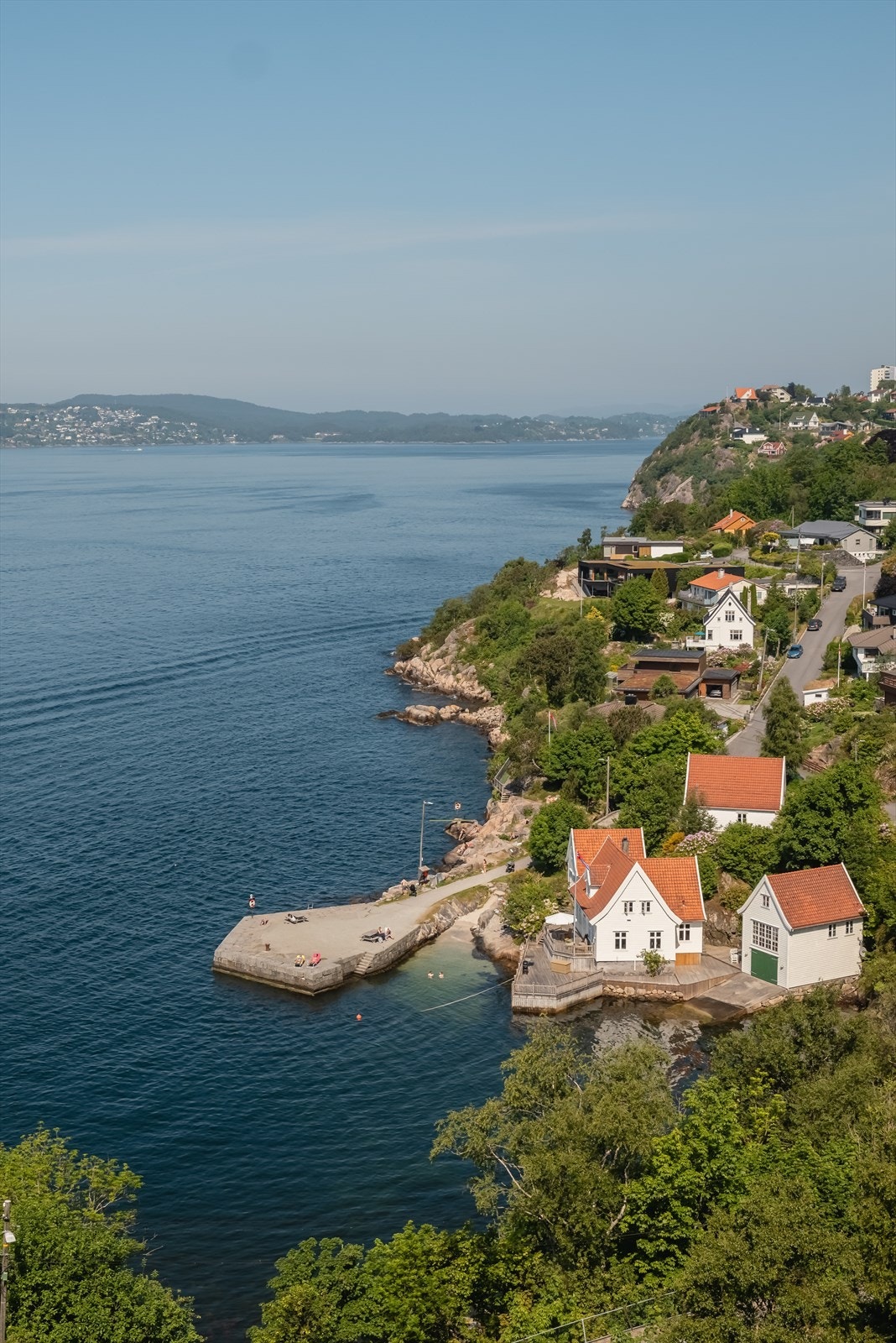 Fra boligen er det kort vei til Biskopshavn - et populært område for sjøliv, bading og rekreasjon. Her kan du nyte sommerdager ved vannet, ta en frisk dukkert eller bare rusle langs sjøfronten og oppleve den maritime stemningen. Galleribilde