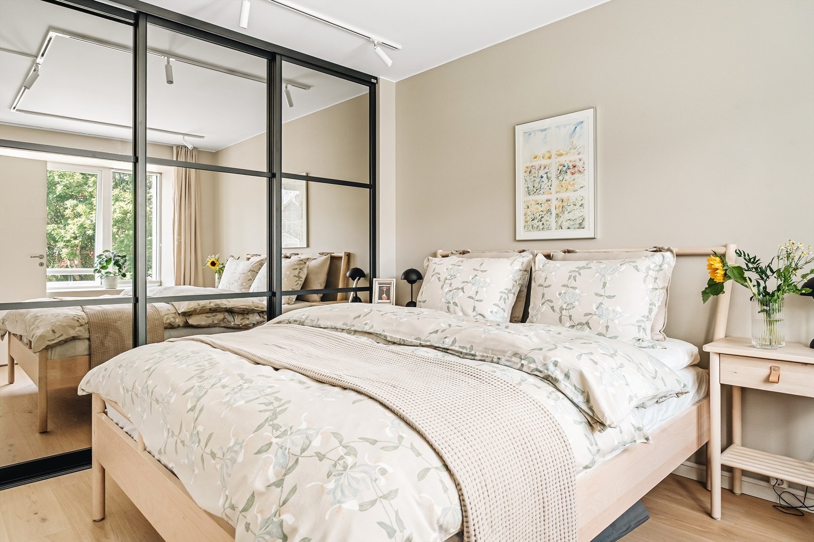 Soverommet har god plass til dobbeltseng og er innredet med Elfa skyvedørsgarderobe med speildører - en praktisk løsning som kombinerer funksjon og stil. Galleribilde