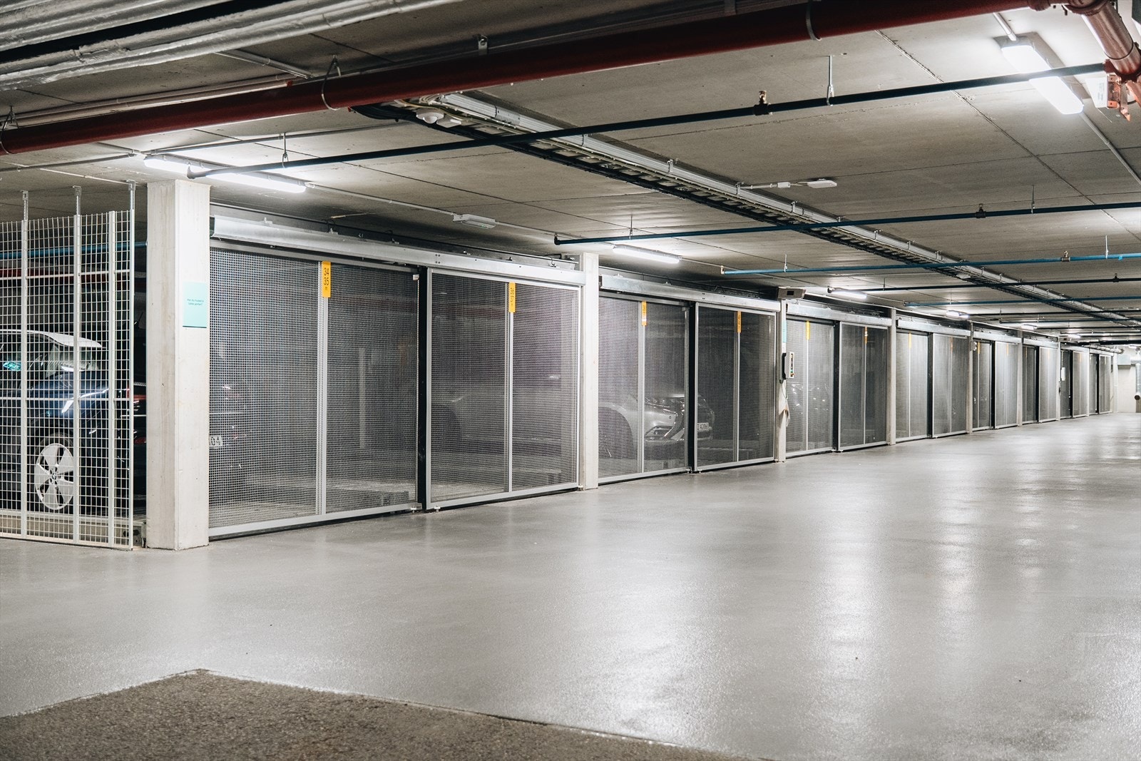 Leiligheten har egen garasjeplass i fellesanlegget. Det er lagt frem til installasjon av valgfri ladeboks. Sameiet tilbyr i tillegg gjesteparkeringer, slik at venner og familie alltid har en praktisk plass når de kommer på besøk. Galleribilde