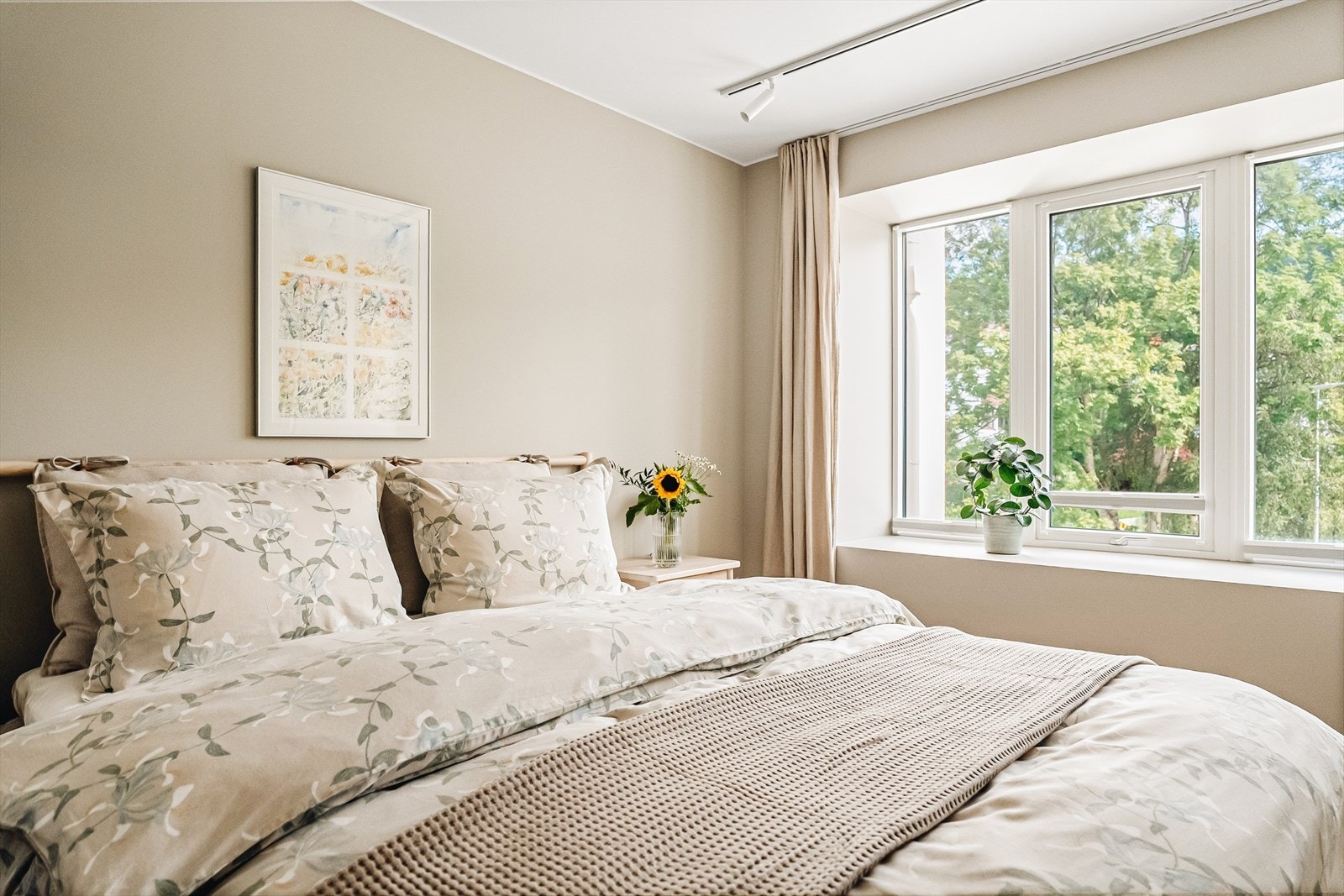 De rene linjene, de lune fargene og den gode takhøyden gir en følelse av luksus og ro, samtidig som rommet fremstår lyst og luftig. Galleribilde