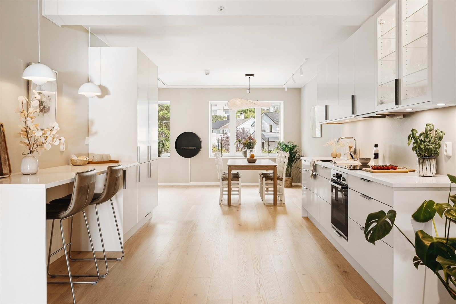 Stilfull takbelysning kombinert med Plejd smartlys gir fleksibilitet og stemning. De store vindusflatene sammen med den harmoniske fargen Washed Linen fra Jotun skaper en lys og behagelig atmosfære. Galleribilde