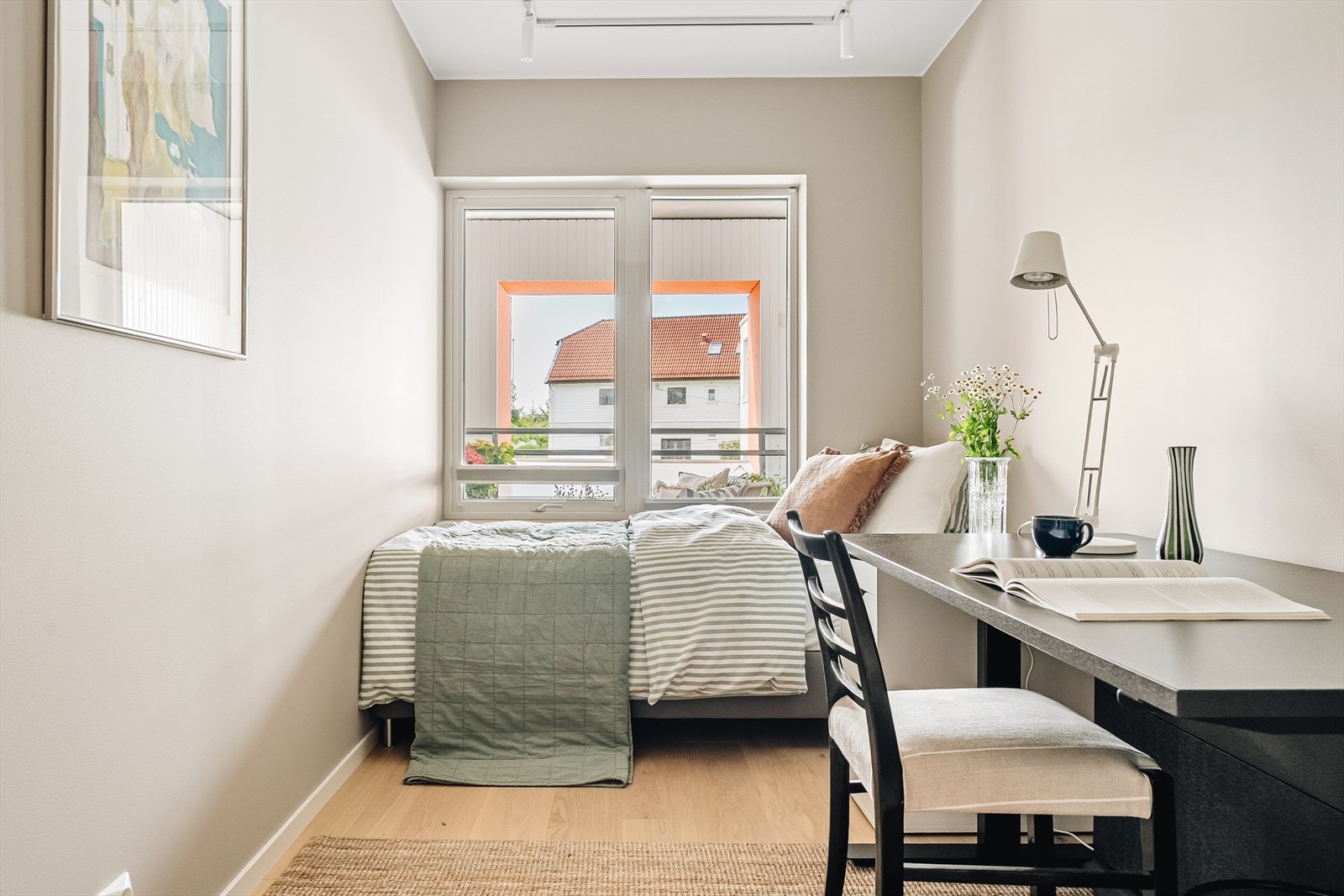 Boligens andre soverom er smart plassert i den andre enden av leiligheten, noe som gir ekstra privatliv og fleksibilitet. Med en størrelse på 8,1 kvm har du rikelig med plass til å innrede enten som barnerom, gjesterom eller et funksjonelt hjemmekontor. Galleribilde