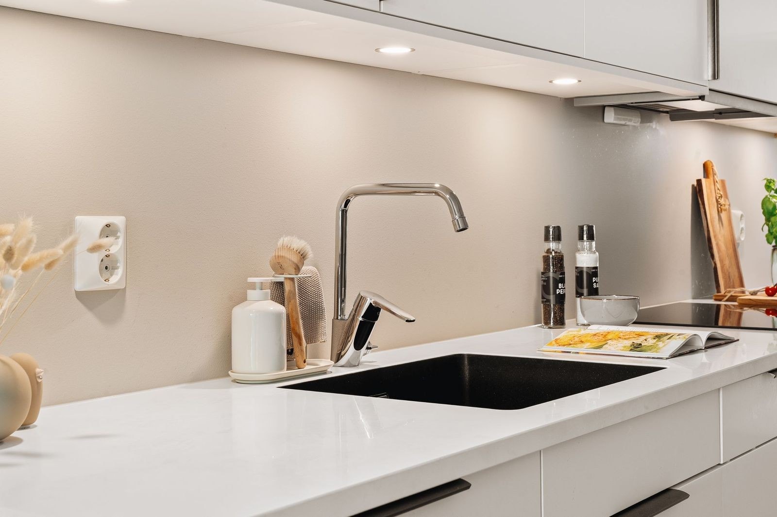 Benkeplaten i kompositt er motstandsdyktig mot riper, flekker og varme, samtidig som den gir et elegant og moderne uttrykk til rommet. Galleribilde