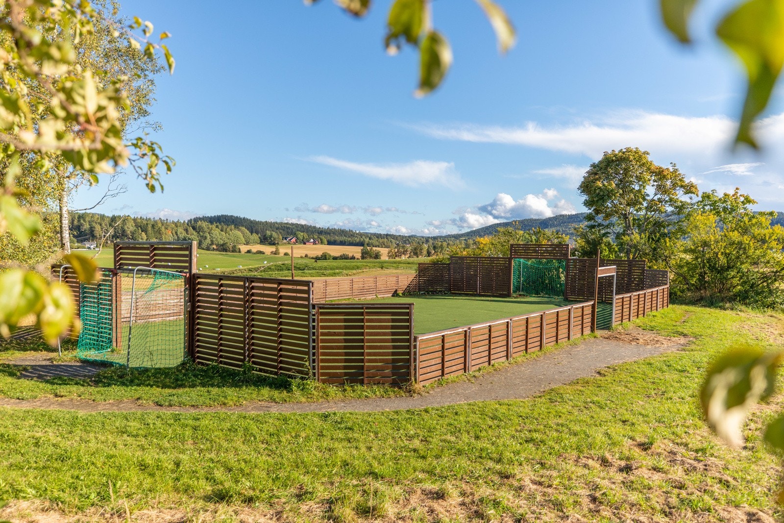 Bingen - en populær ballplass ved inngangen til marka. Her finnes også starten av lysløypa innover mot Mariholtet Galleribilde