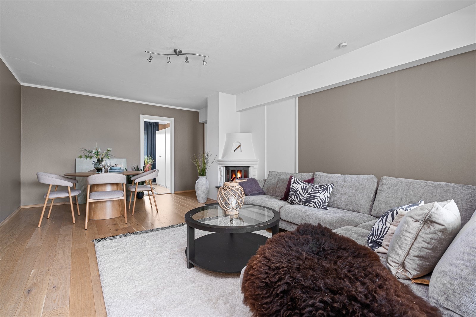 Velkommen til en svært innbydende 3-roms eierleilighet som ble pusset opp i 2021. Leiligheten med den sentrale beliggenheten nær UiA er presentert av Ina Andersen for Eiendomsmegler Norge. Galleribilde