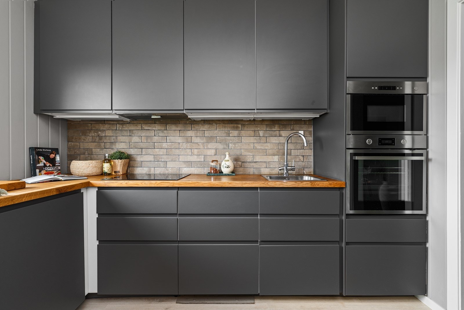 Det er godt med oppbevaringsplass også i overskapene på dette kjøkkenet. Galleribilde