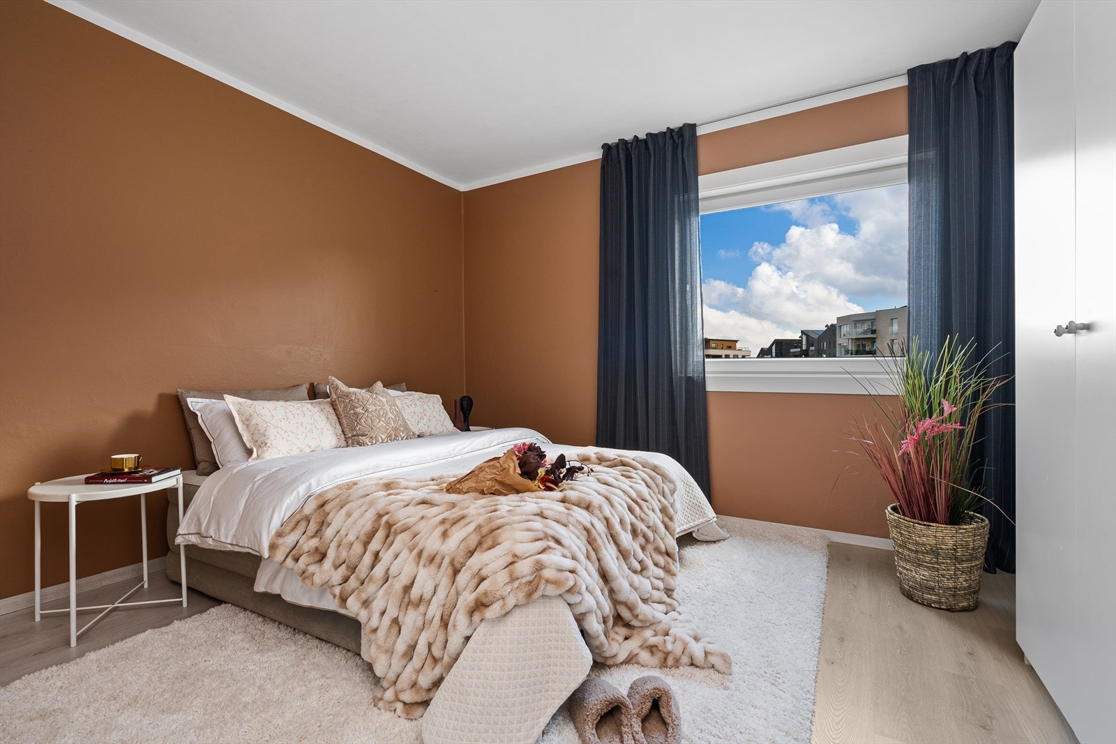 Leiligheten inneholder to soverom, hvorav begge er av god størrelse. På hovedsoverommet er det plass til en dobbeltseng med tilhørende nattbord, samt garderobeløsning. Galleribilde