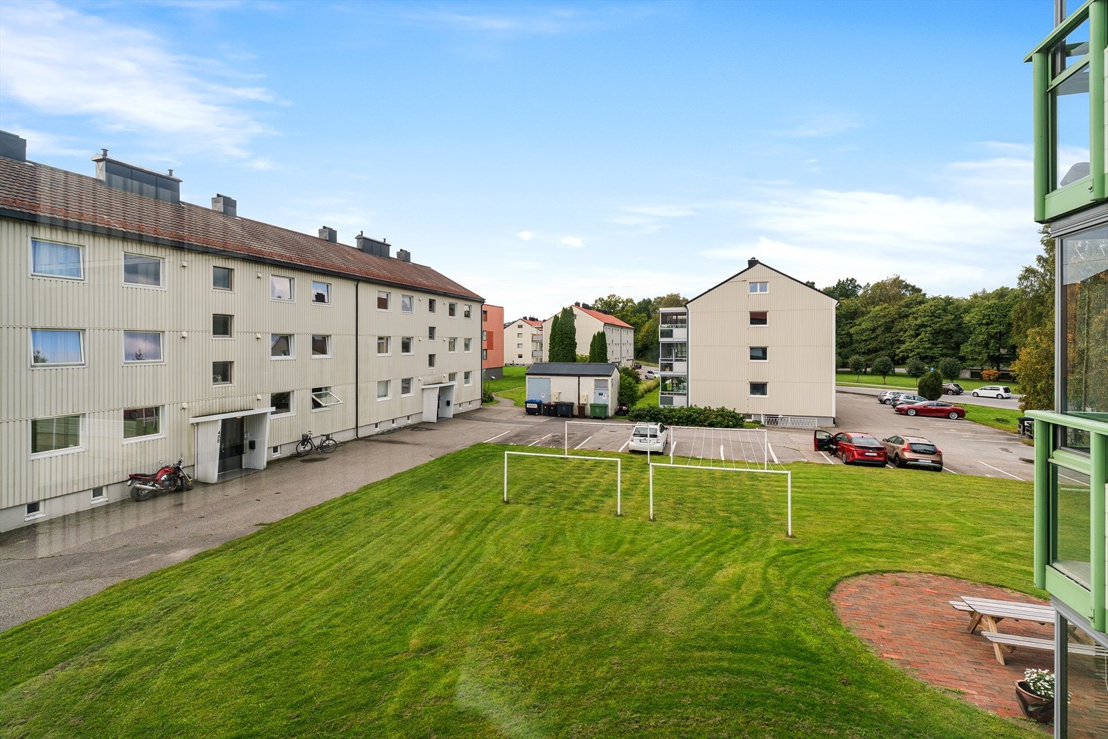 Fra leiligheten har du utsikt mot nærområde og og videre mot parken på Gimle Gård. Flytter du hit bor du svært sentralt i forhold til Universitetet i Agder, som kun ligger noen minutter gange i fra leiligheten. Galleribilde