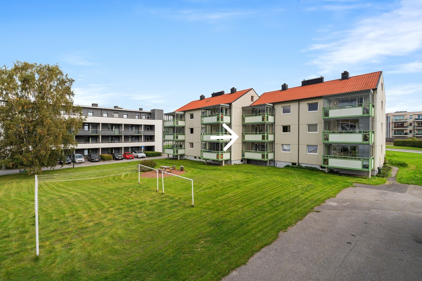 Leiligheten ligger i byggets 2.etg., og er en del av et sameie, hvor alle har 1 parkeringsplass tilhørende leiligheten på sameiets fellestomt. Galleribilde