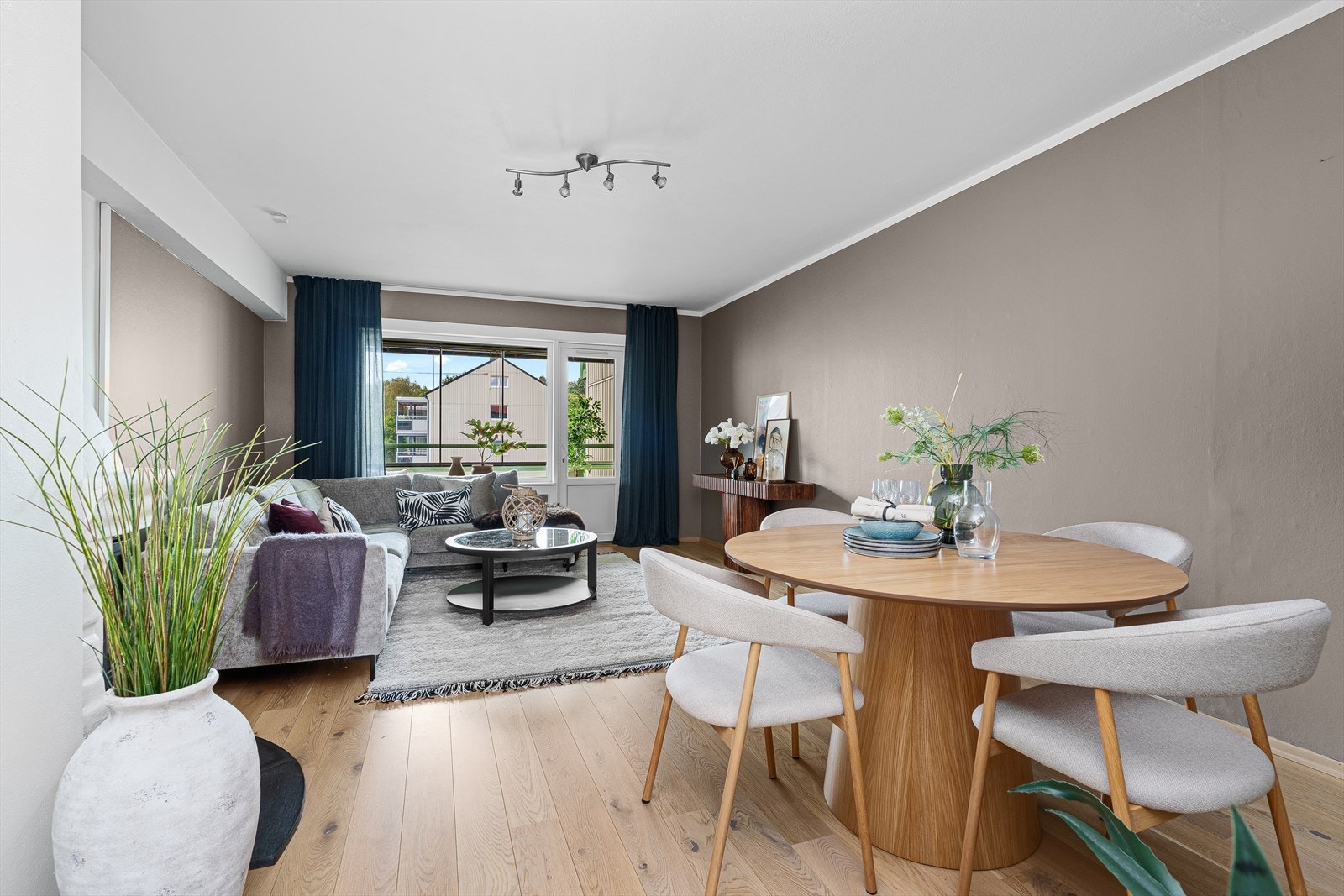 Leiligheten er gjennomgående lys og innbydende hvor det er lagt et flott parkettgulv i stuen. Det er forøvrig slette malte vegger og himlinger. Galleribilde