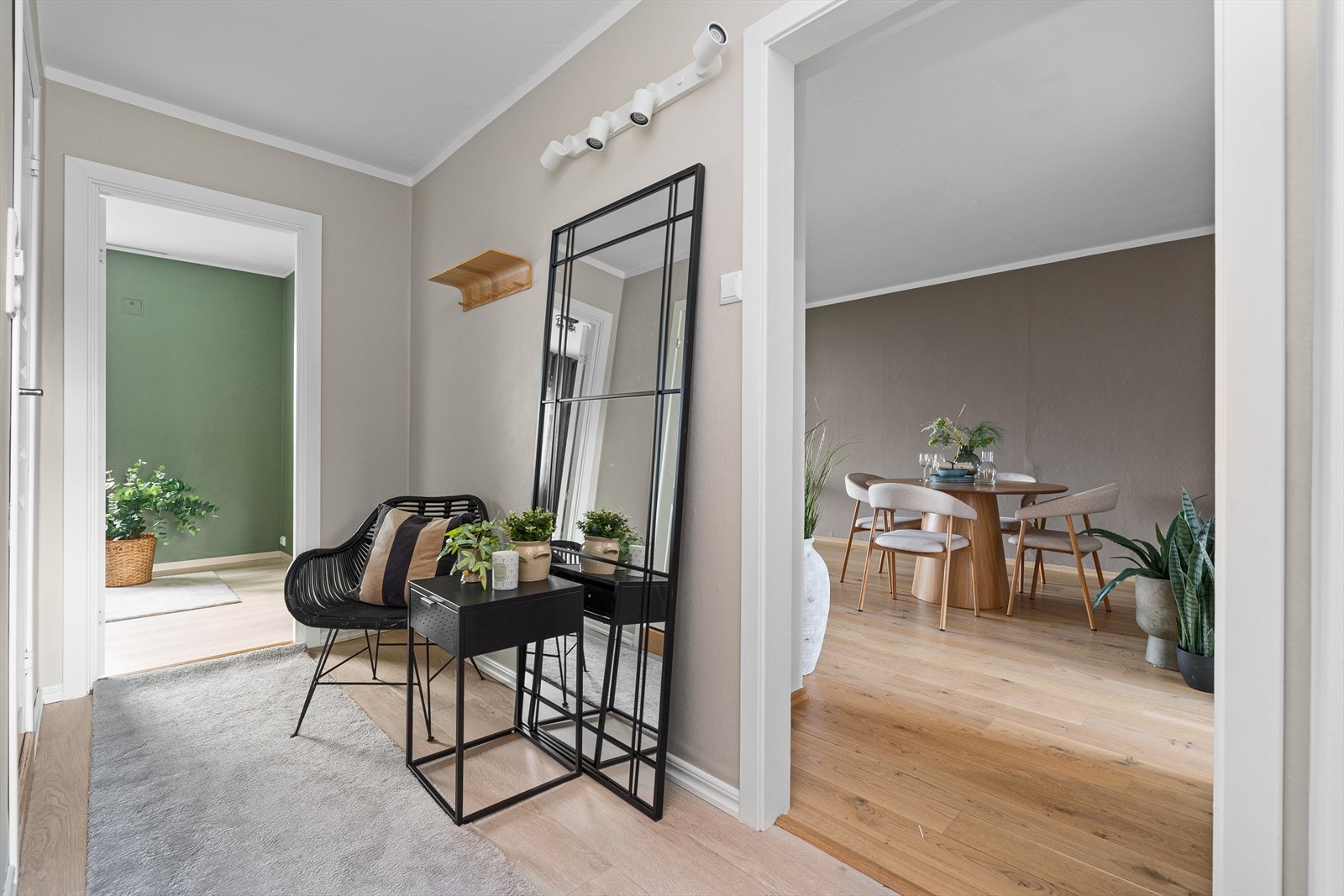 I entreen er det plass til å henge fra seg yttertøyet og sette fra seg sko. Galleribilde