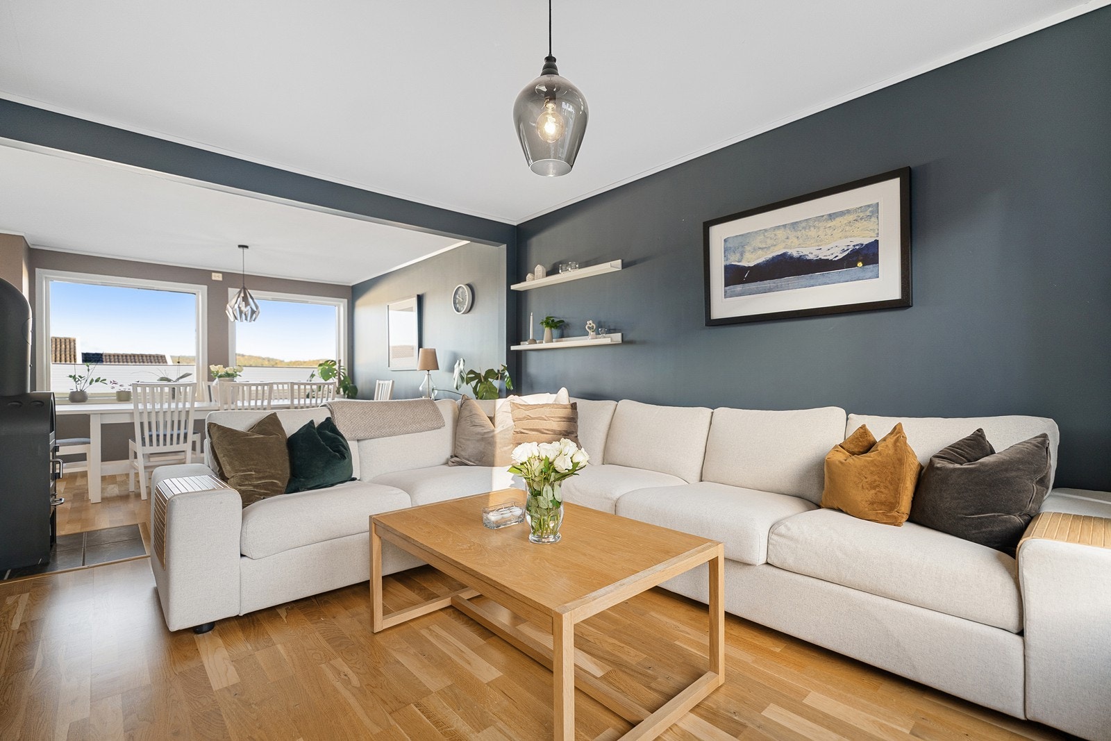 Godt med dagslys inn til stue Galleribilde