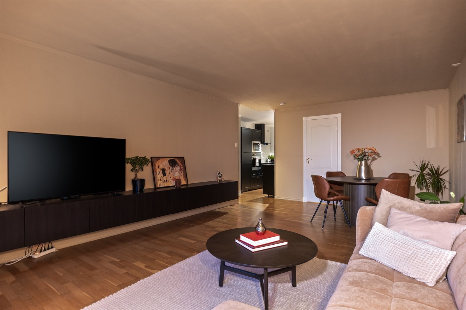 Leiligheten har en god planløsning med stor stuedel, soverom, kjøkken og bad. Galleribilde