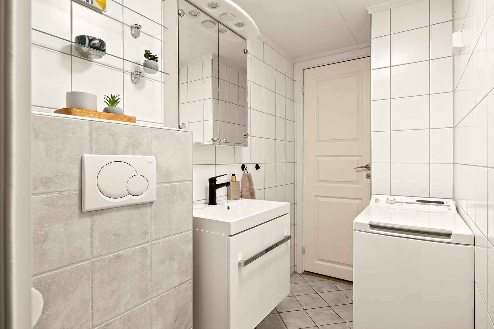 Baderommet har elektrisk gulvvarme og opplegg for vaskemaskin. Vaskemaskin kan medfølge mot vederlag. Galleribilde