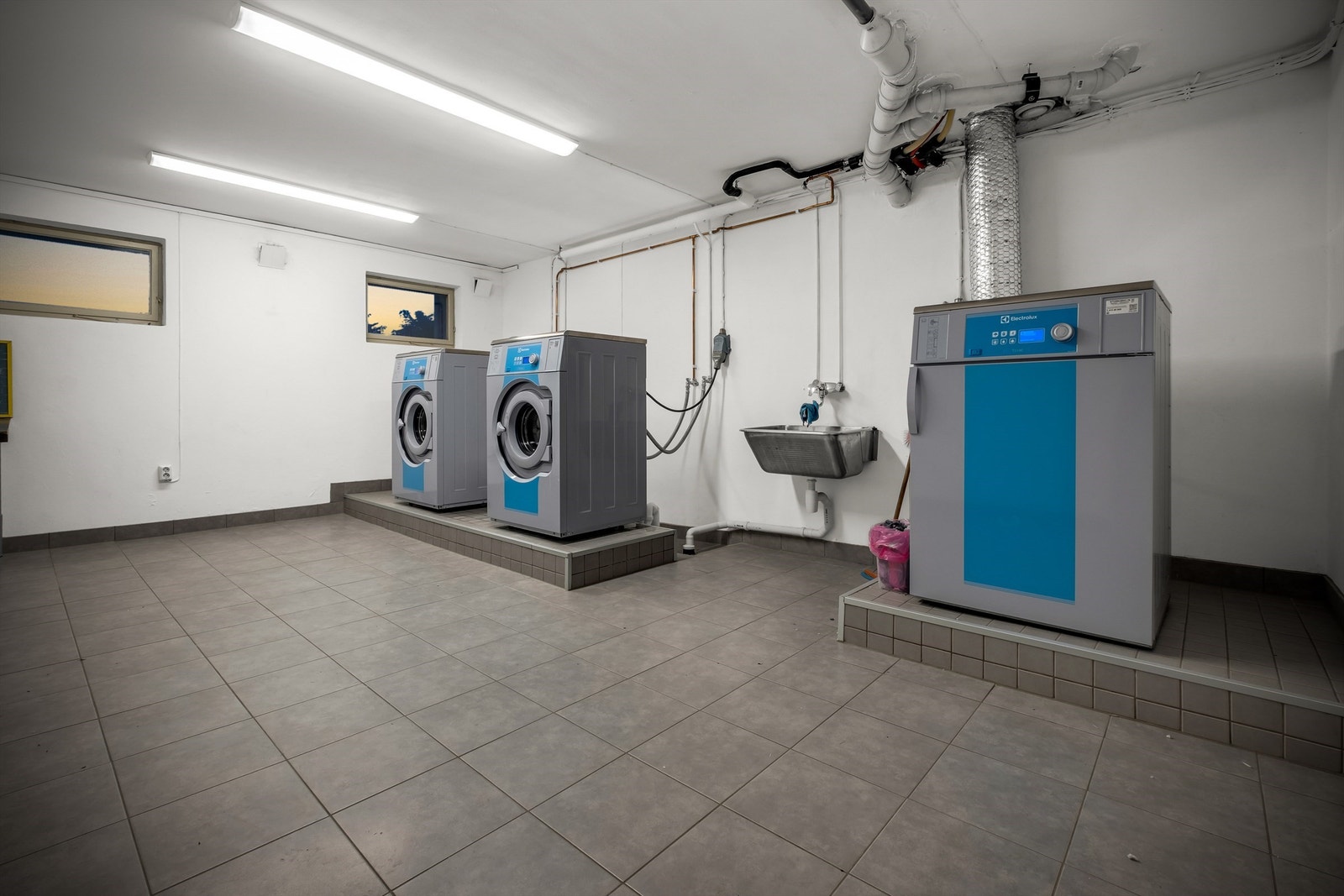 Fellesvaskeri med enkel adkomst i samme oppgang. Det belastes 400kr pr måned for bruk av disse og styret administreres dette. Galleribilde