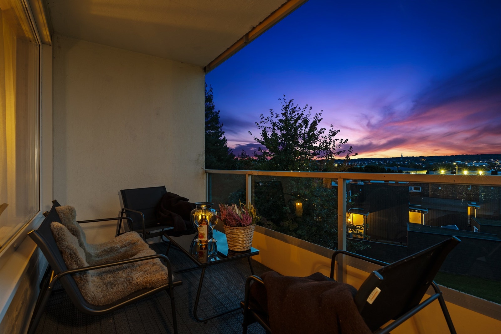 Uteplassen er overbygget og orientert i vestlig retning. Galleribilde