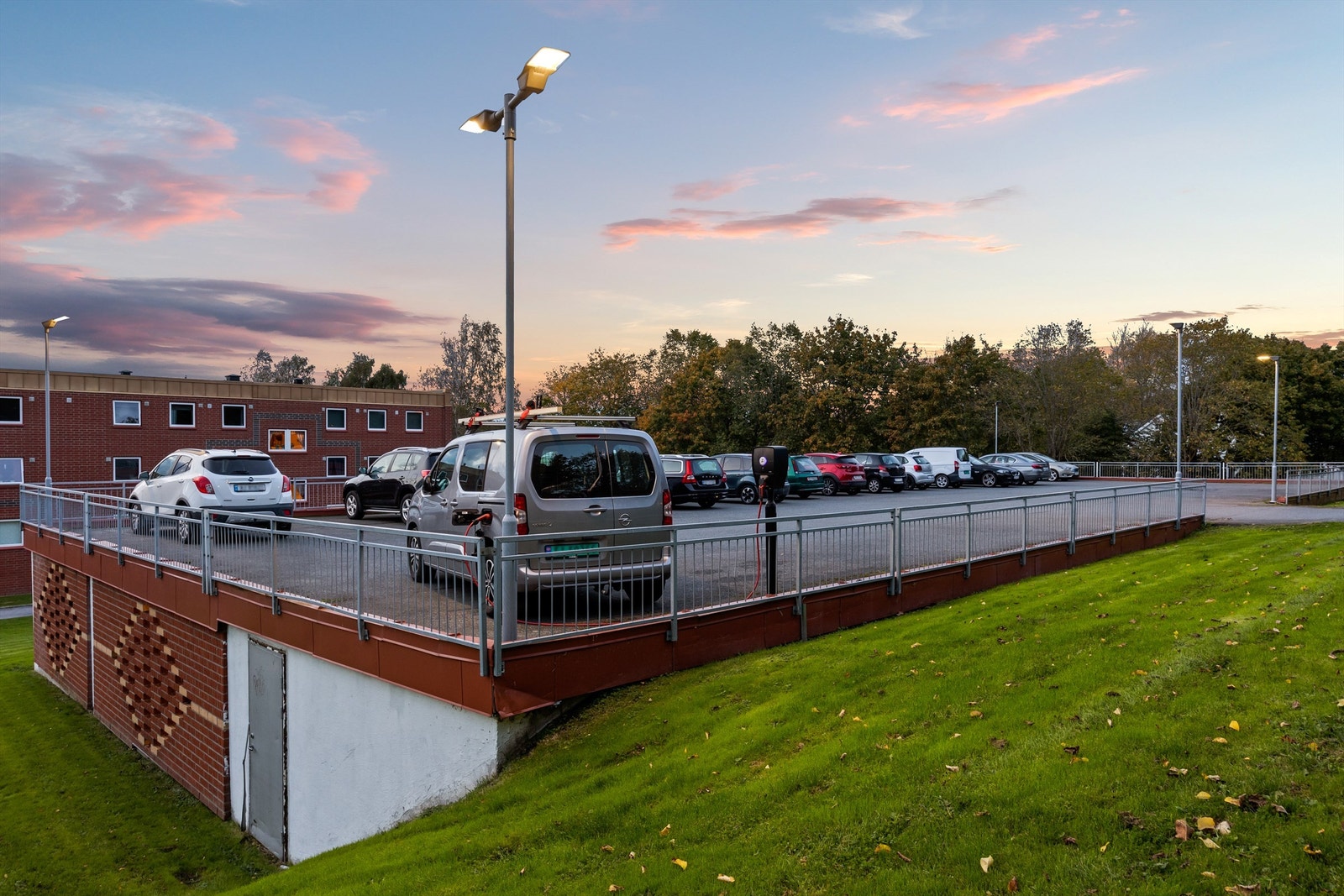 Det er gode parkeringsmuligheter på borettslagets fellestomt med mulighet for elbillading. For garasjeplass er det venteliste etter ansiennitet. Galleribilde