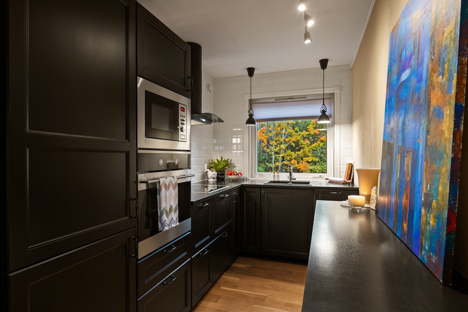 Kjøkkeninnredning med profilerte fronter. Galleribilde