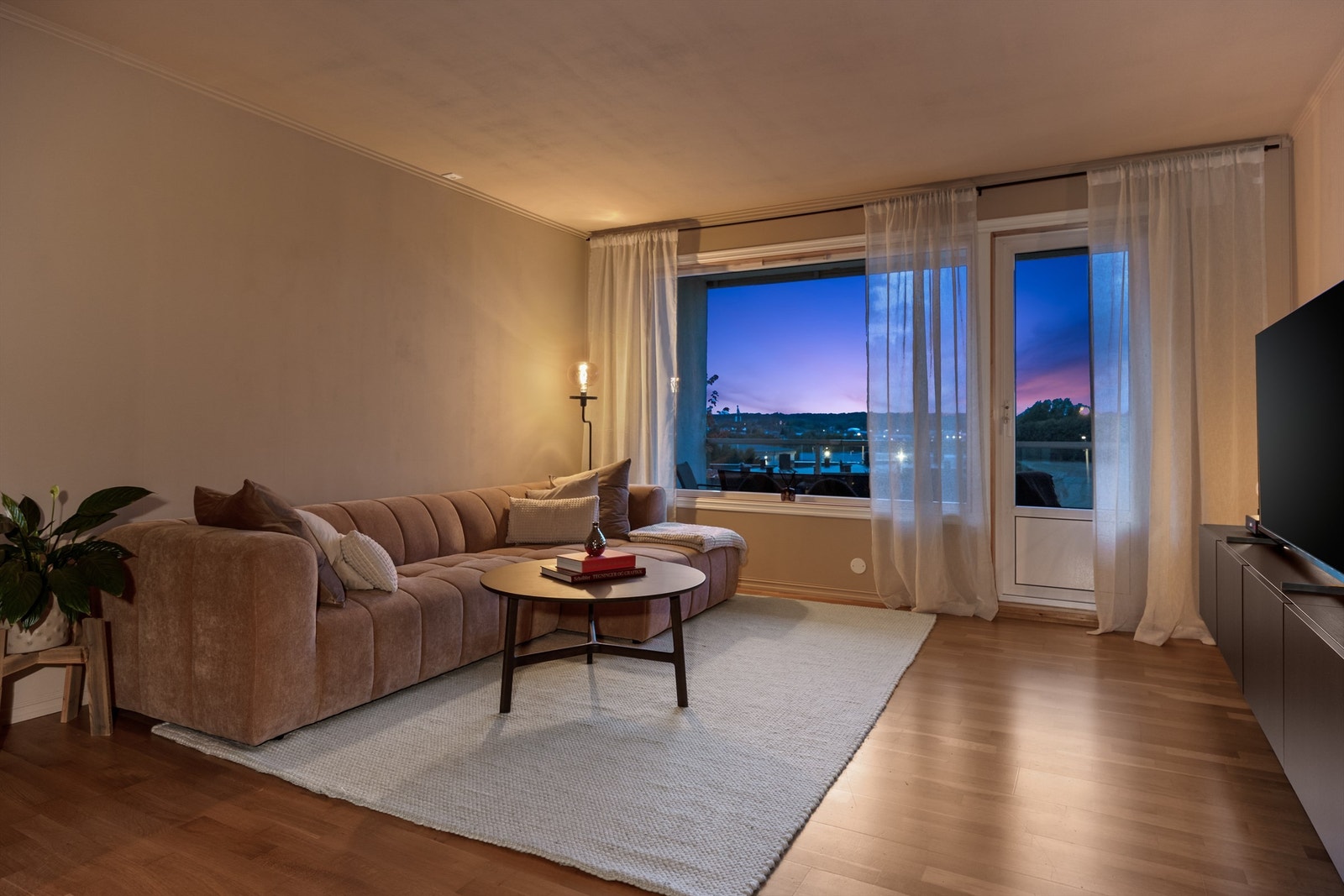 Den åpne stuedelen gjør det enkelt med møblering. Galleribilde