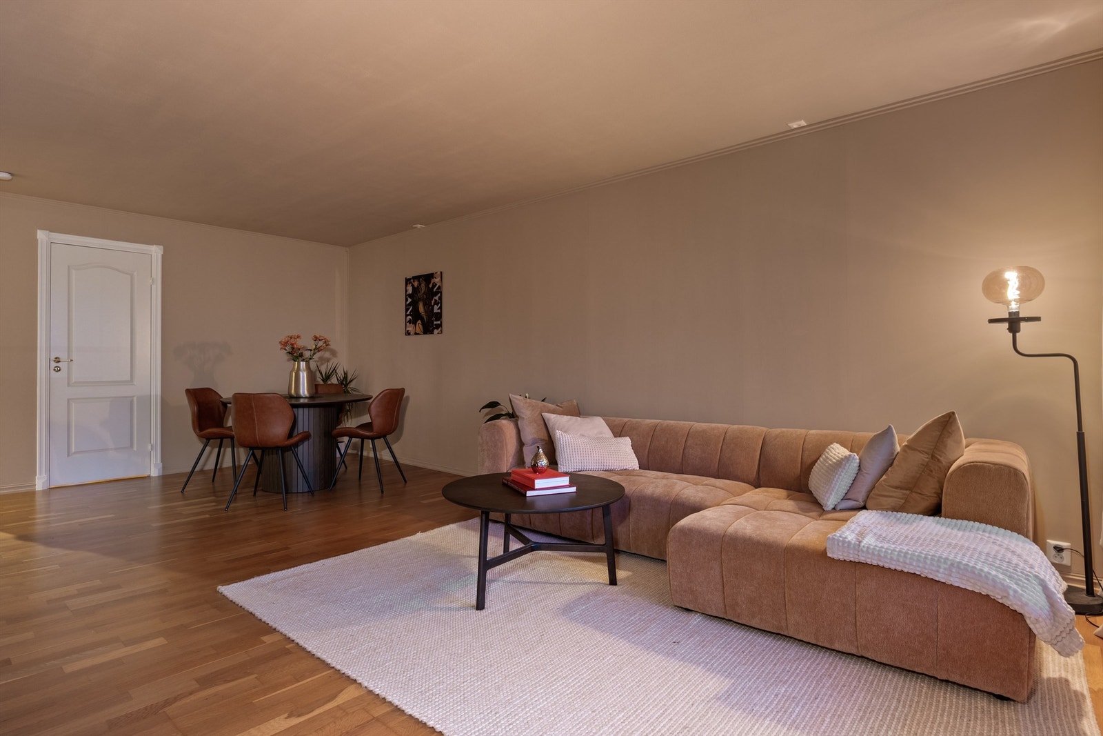 Leiligheten har nylig fått et løft med malte overflater, resultatet er et moderne uttrykk. Galleribilde