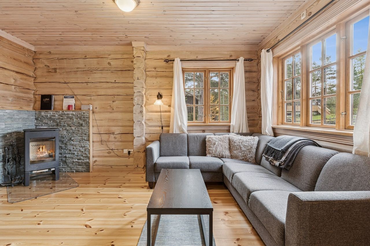 Et nytt ildsted er etablert med hjørneplassert peisovn, der muren er forblendet med skiferfliser Galleribilde