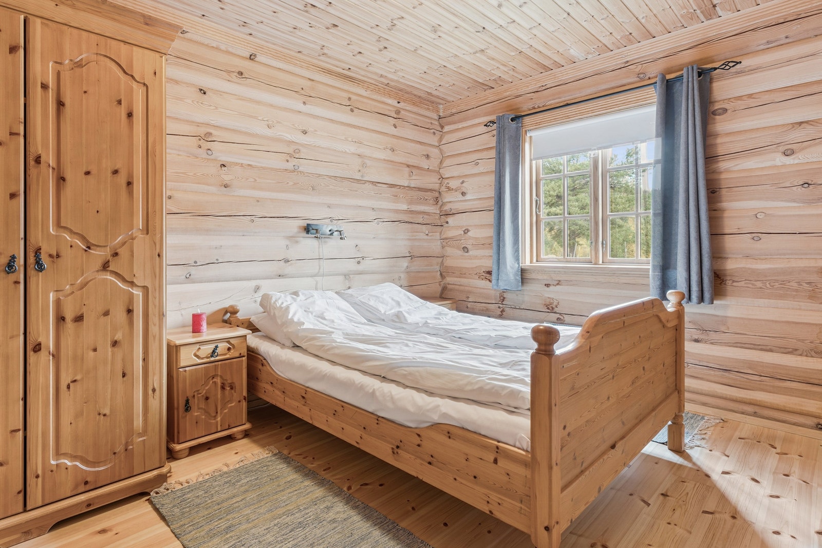 Rommet har, i likhet med resten av leiligheten, tømmervegger og panel i himling. Galleribilde