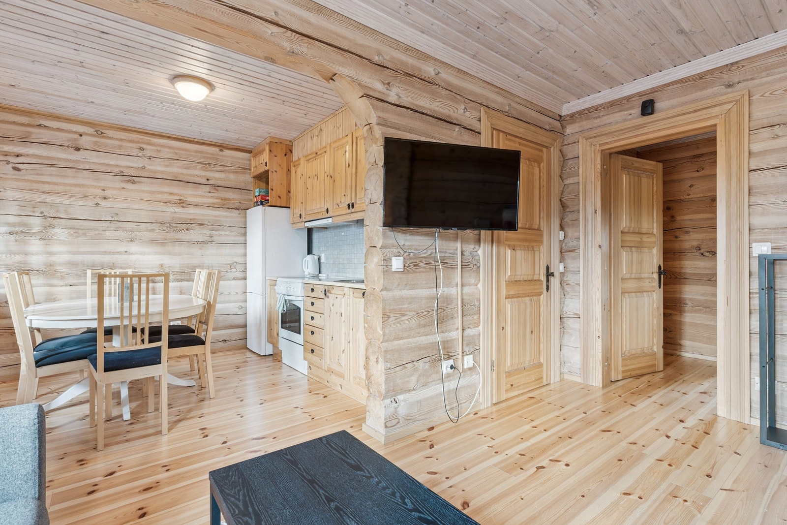 Kjøkkeninnredning i heltre med integrert oppvaskmaskin Galleribilde