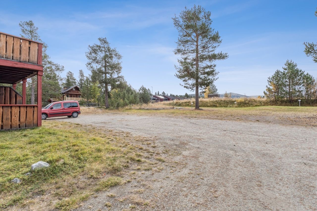 Det er et gruset felles parkeringsområde i tilknytning til boligene. Galleribilde
