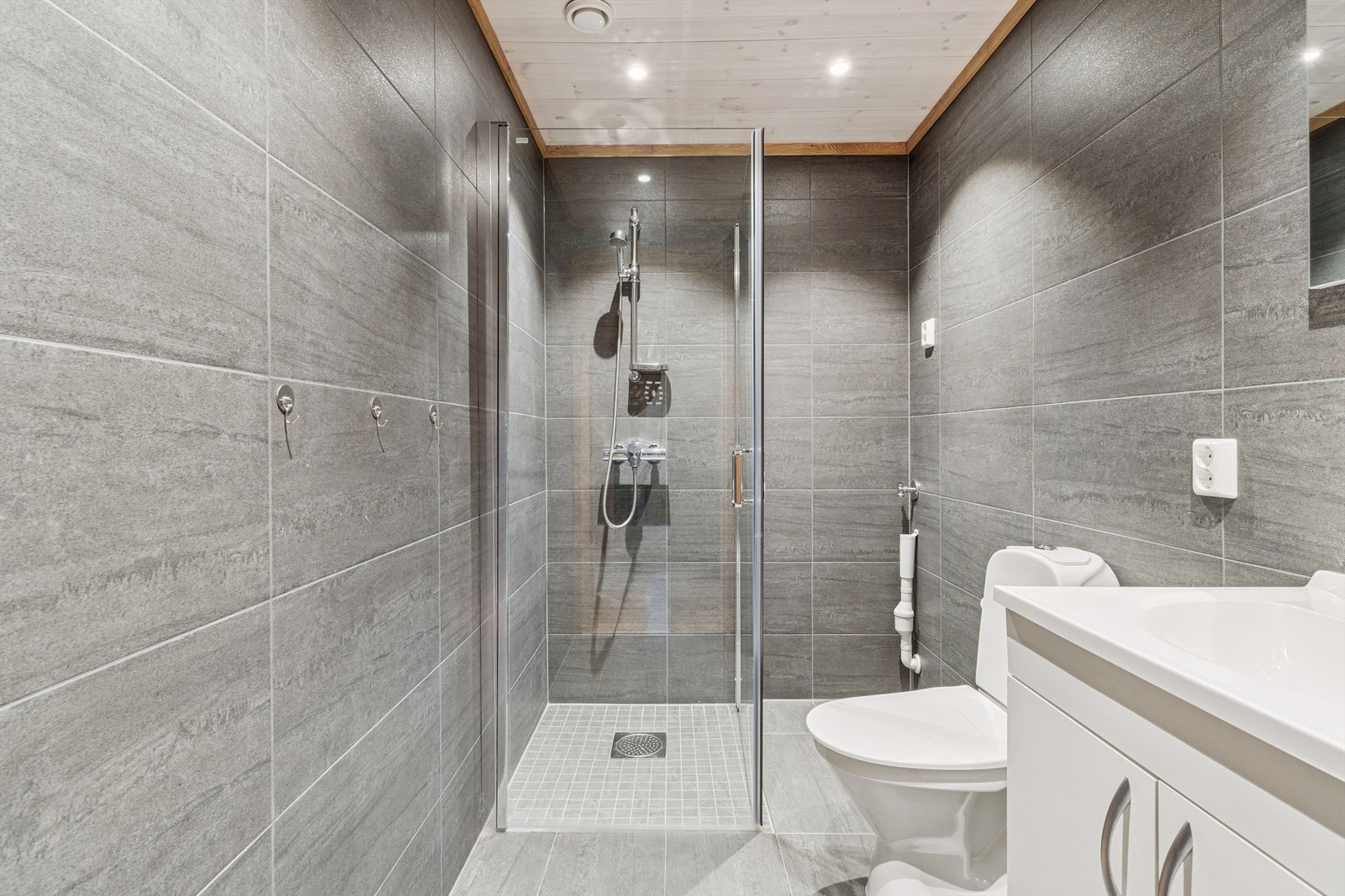 Badet ble renovert i 2023 og har flislagte overflater og elektriske varmekabler i gulvet. Galleribilde