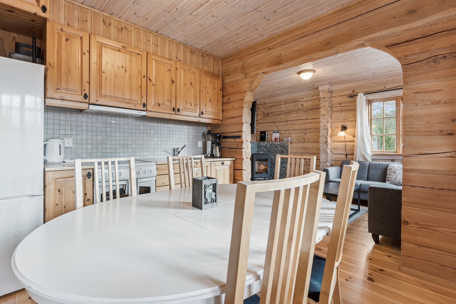 Kjøkkenet ligger i åpen løsning med stuen, og har en naturlig spiseplass. Galleribilde