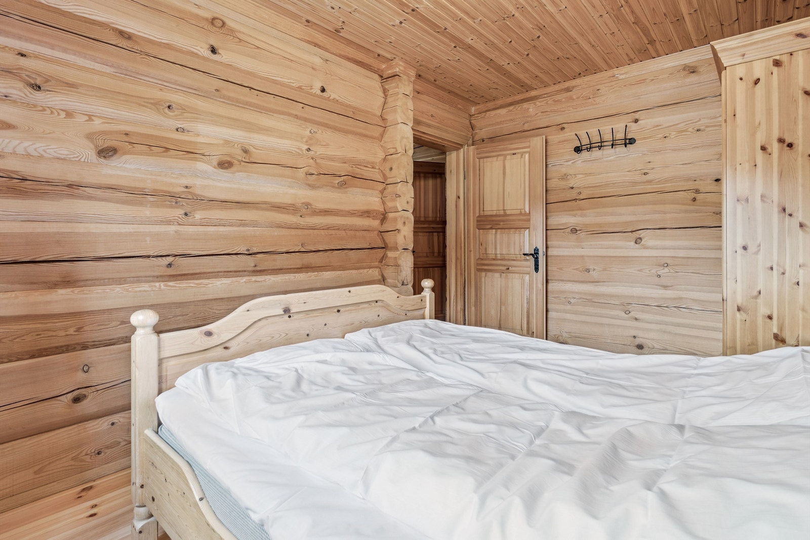 Soverommet er innredet med et praktisk garderobeskap. Galleribilde