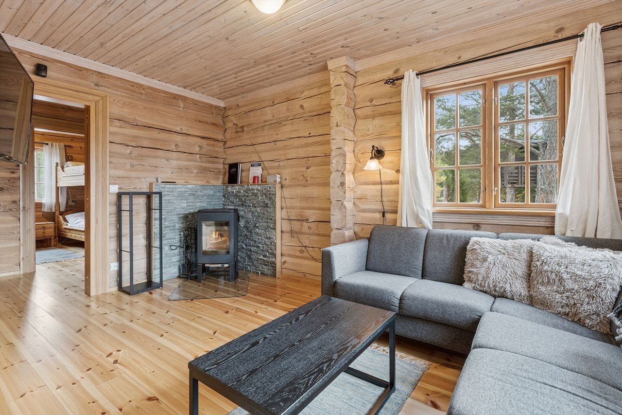 De solide tømmerveggene og materialvalgene skaper en gjennomført hyttestil. Galleribilde