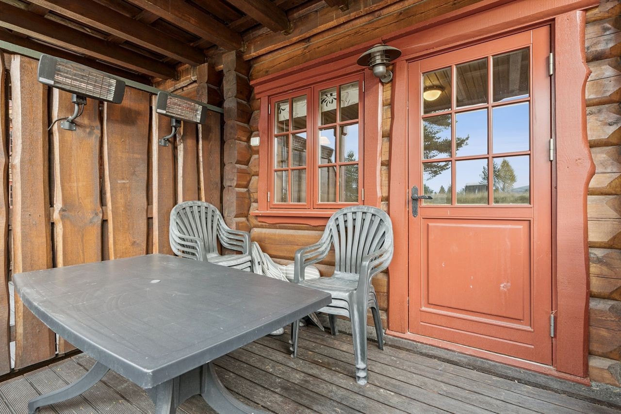 Fra kjøkkenet er det direkte utgang til en sørvendt og delvis takoverbygget veranda på 20 m². Galleribilde