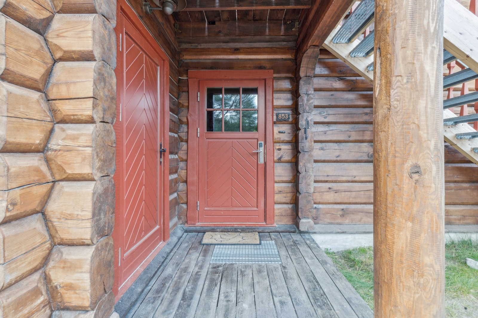 Ved hovedinngangen er det en platting og dør inn til en praktisk utvendig bod. Galleribilde