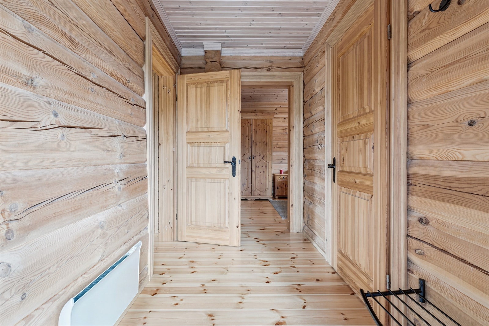 En gang forbinder oppholdsrommet med badet og de to soverommene. Galleribilde