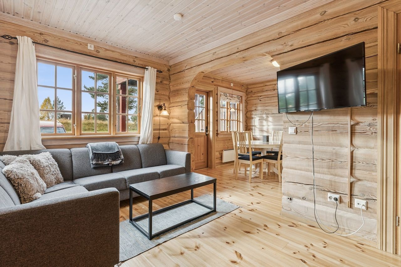 Den åpne løsningen gir en god romfølelse og binder stue og kjøkken sammen. Galleribilde