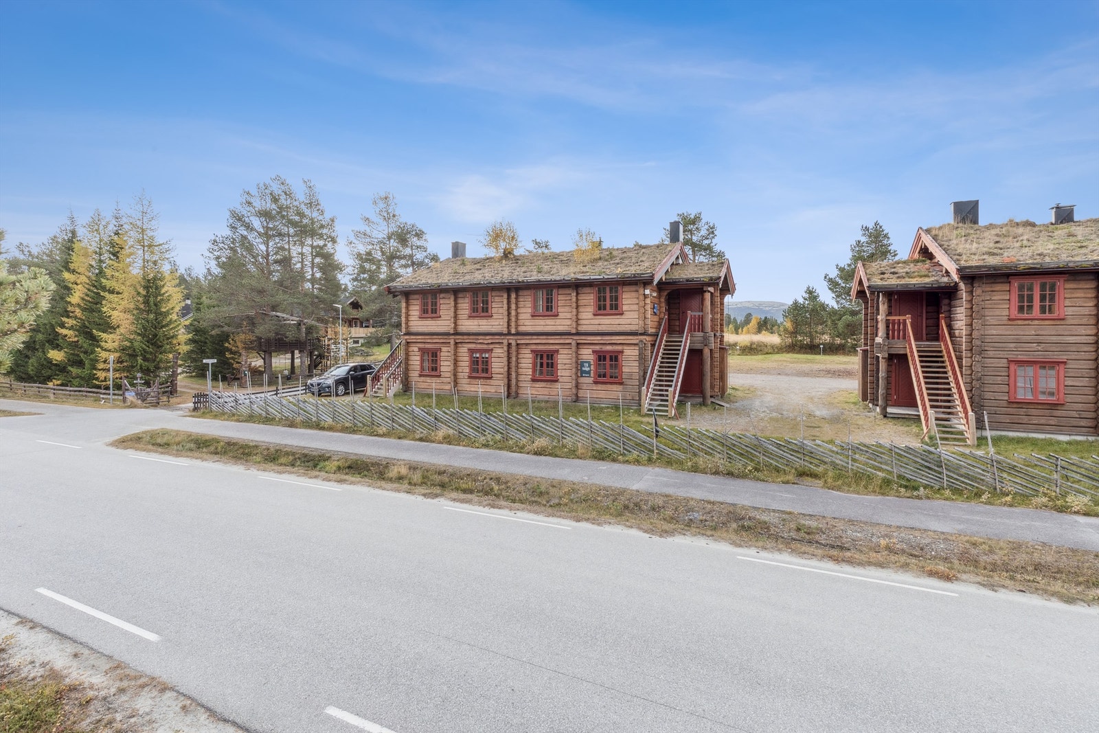 Leiligheten ligger i første etasje i en firemannsbolig med enkel adkomst fra bakkeplan. Galleribilde