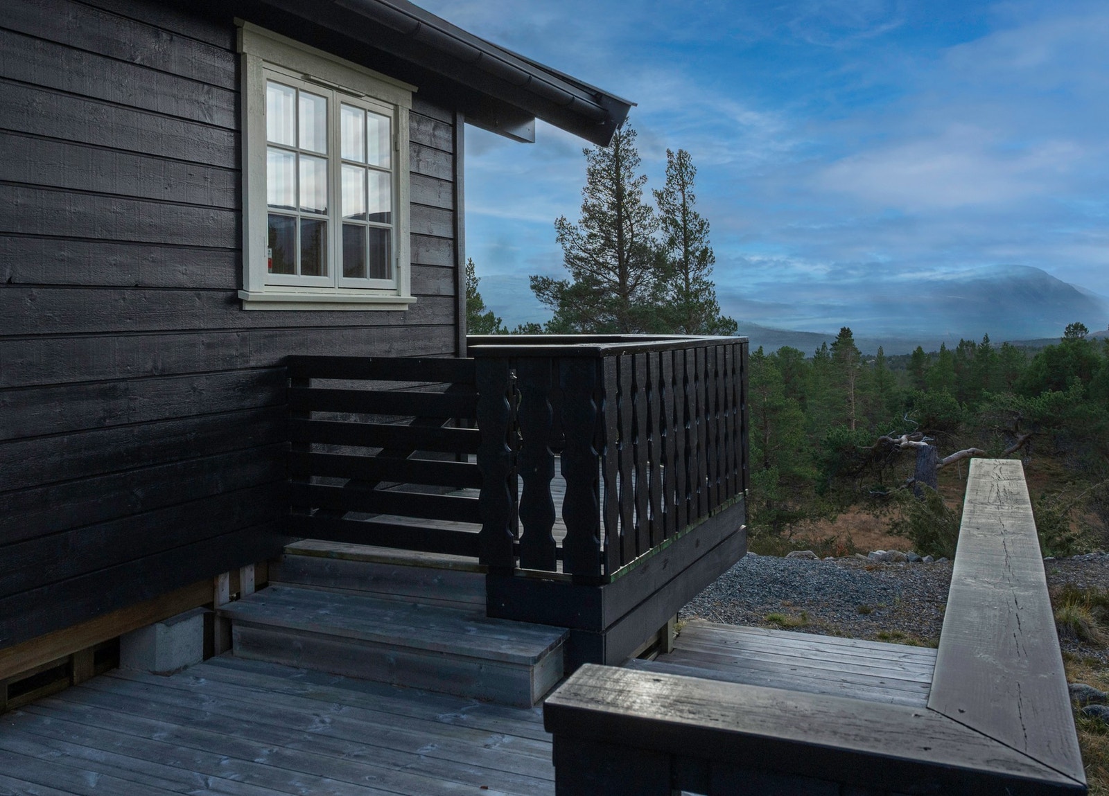 Tomta skiller seg ut ved at den ligger på et platå med panoramautsikt, skjermet for innsyn Galleribilde