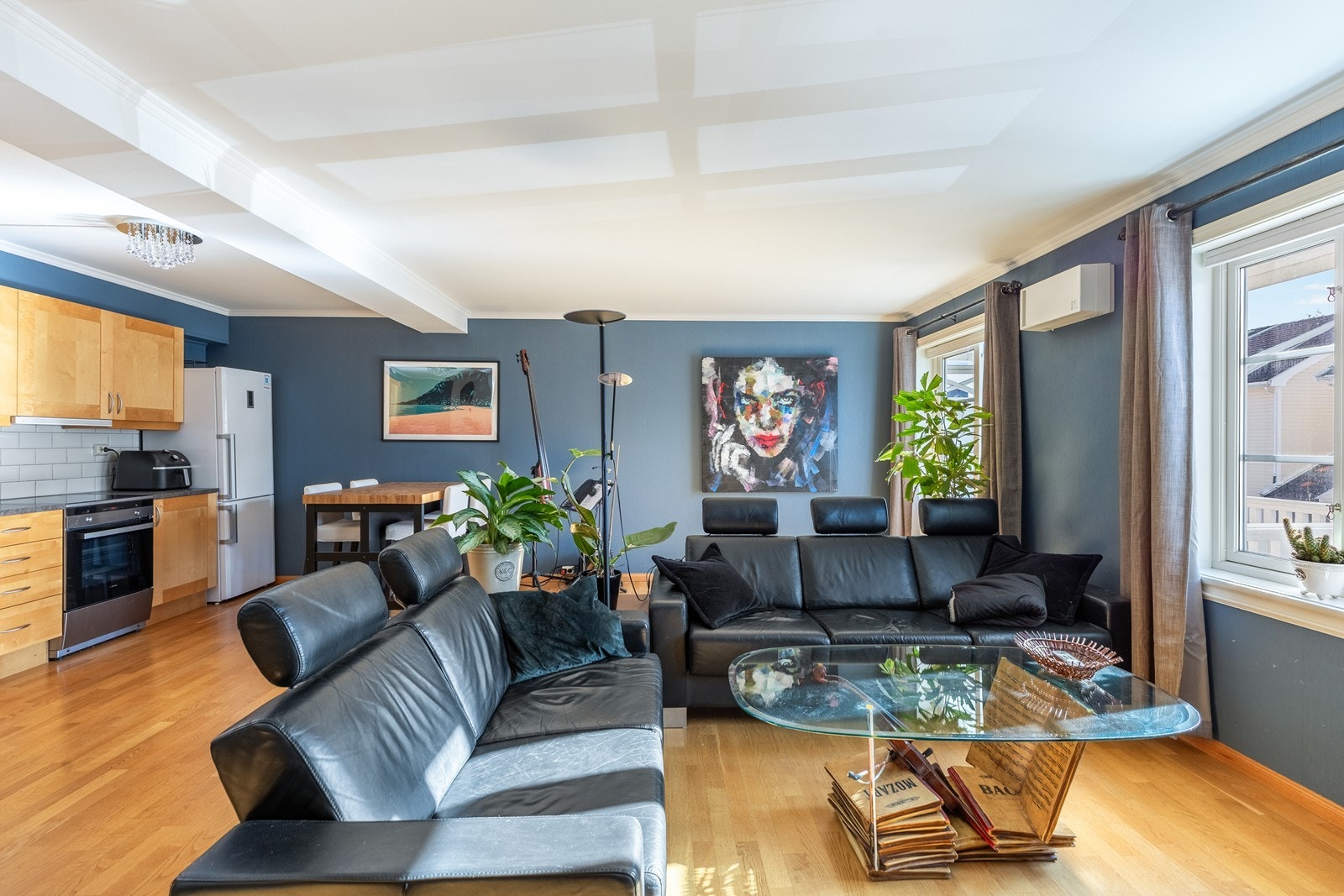 Koselig stue med åpen kjøkkenløsning Galleribilde