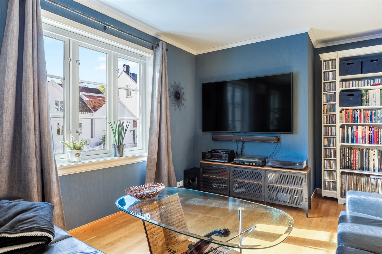 Store vindusflater gir rommet rikelig med naturlig lys Galleribilde