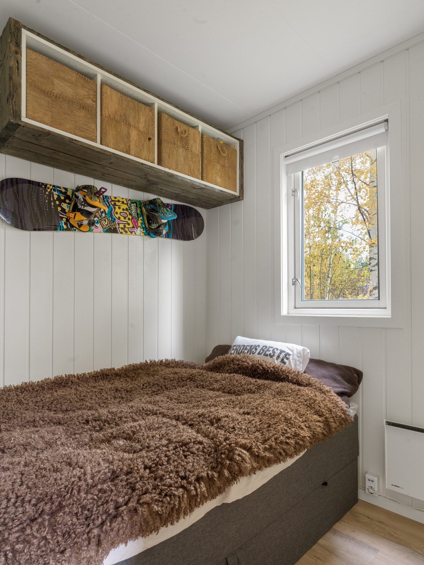 Plass til seng og tilhørende møblement. Galleribilde