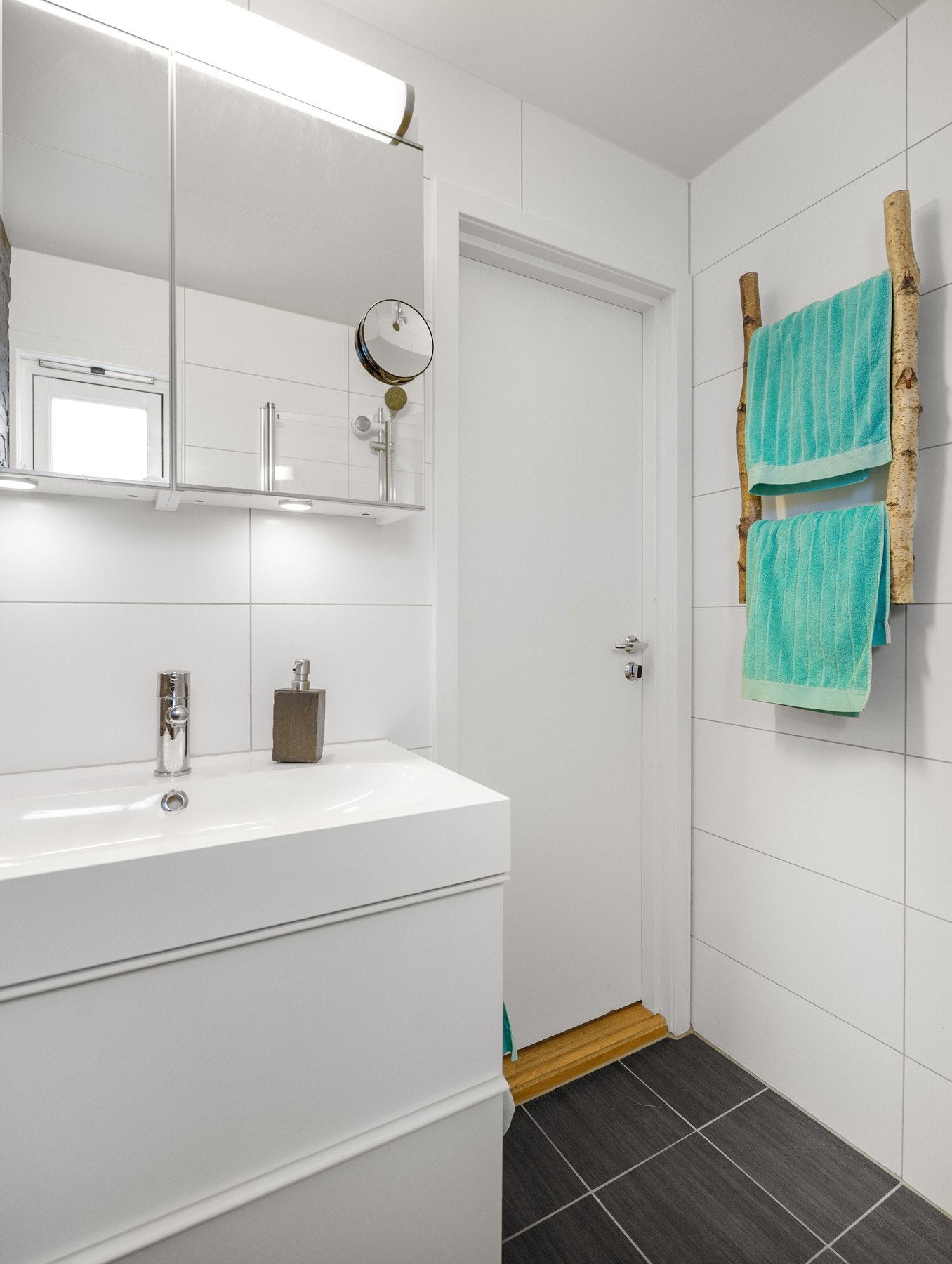 Vegghengt servantinnredning og dusjhjørne med dører. Gulvstående toalett. Mekanisk avtrekk med ventil i vegg. Galleribilde