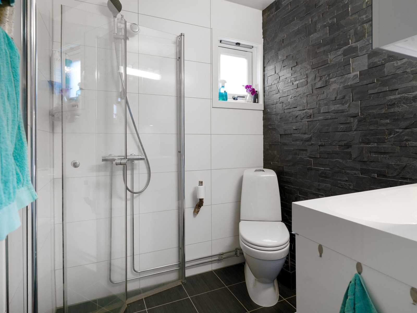 Baderom fra 2013. Flislagte gulv med varme og flislagte vegger. Galleribilde