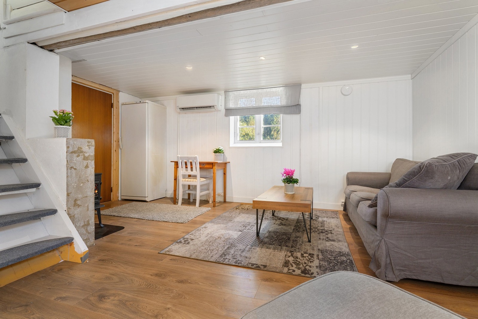 Stor stue med peis som gir både varme og kos på kjølige kvelder. Galleribilde