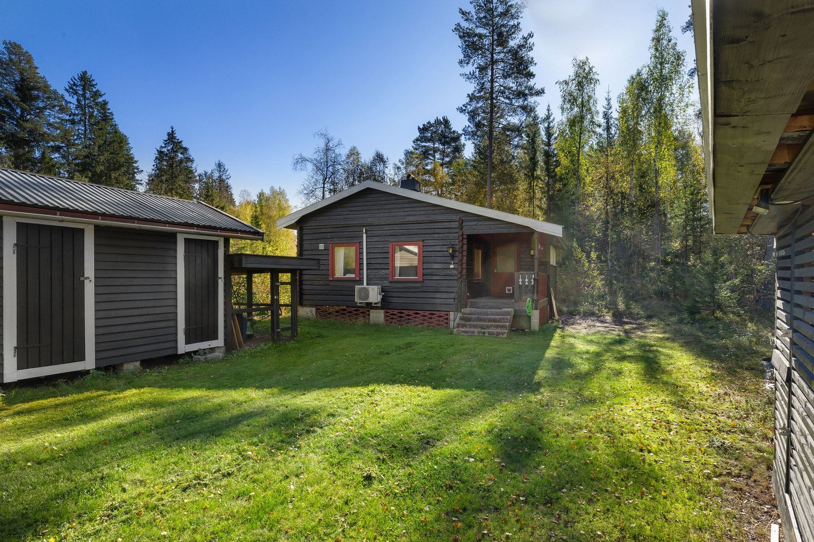 Lun uteplass med naturskjønne omgivelser - her kan kveldene nytes til fulle. Galleribilde