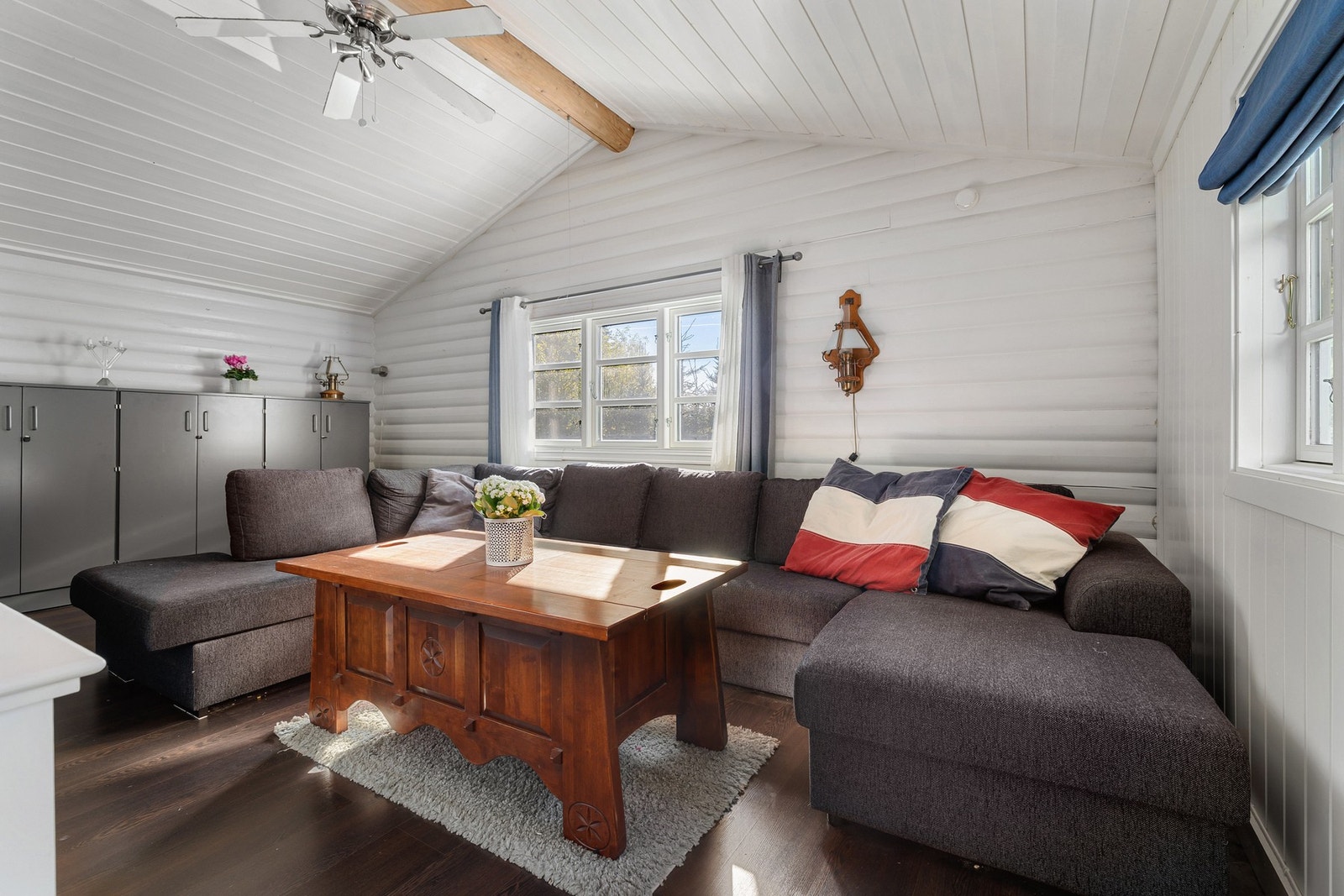 Hyggelig stue med naturlig lys innslipp. Galleribilde